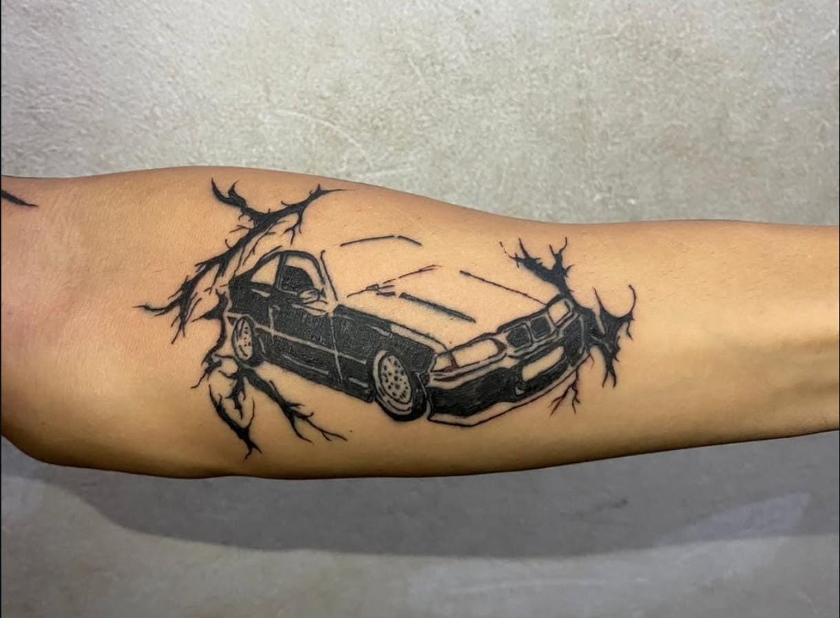 Detalhe de tatuagem realista em blackwork realizada no estúdio Narttattoo